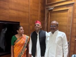 अखिलेश यादव से मिले सुशील टिबड़ेवाल:महराजगंज की पांचों विधानसभा सीटों पर जीत का लक्ष्य दिया, कई मुद्दों पर हुई चर्चा