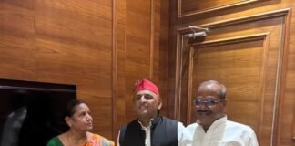 अखिलेश यादव से मिले सुशील टिबड़ेवाल:महराजगंज की पांचों विधानसभा सीटों पर जीत का लक्ष्य दिया, कई मुद्दों पर हुई चर्चा