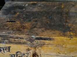मंदिर की दानपेटी तोड़ी:कोठीभार में पकड़े जाने के डर से शौचालय की टंकी में छिपा