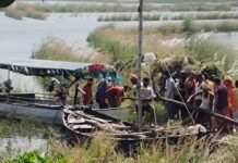 सरयू का जलस्तर लाल निशान से नीचे:किनारों पर जमा गंदगी और कीचड़ से दुर्गंध-बीमारी का खतरा