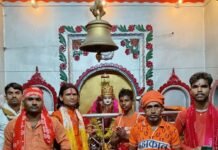 इकौना के सीताद्वार झील से कांवड़ियों ने भरा पवित्र जल:कजरी तीज पर गोंडा के पृथ्वीनाथ महादेव का करेंगे जलाभिषेक