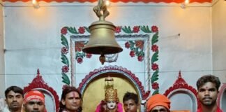 इकौना के सीताद्वार झील से कांवड़ियों ने भरा पवित्र जल:कजरी तीज पर गोंडा के पृथ्वीनाथ महादेव का करेंगे जलाभिषेक
