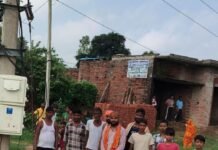 नचना में करंट की चपेट में आकर नीलगाय की मौत:बिजली के तारों की हालत पर ग्रामीणों में नाराजगी, बोले- अगली बार इंसान न फंस जाए