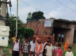 नचना में करंट की चपेट में आकर नीलगाय की मौत:बिजली के तारों की हालत पर ग्रामीणों में नाराजगी, बोले- अगली बार इंसान न फंस जाए