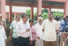 बहराइच डीएम ने गो संरक्षण केंद्र का किया निरीक्षण:गोवंशों को गुड़-फल खिलाए, वर्मी कम्पोस्ट बनाने और ब्रांडिंग के निर्देश