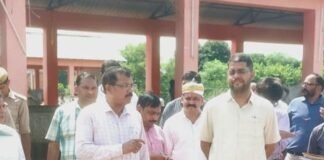 बहराइच डीएम ने गो संरक्षण केंद्र का किया निरीक्षण:गोवंशों को गुड़-फल खिलाए, वर्मी कम्पोस्ट बनाने और ब्रांडिंग के निर्देश