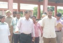 बहराइच डीएम ने गौ संरक्षण केंद्र का निरीक्षण किया:गोवंश को गुड़ खिलाया, महिला समूहों को गोबर उत्पाद बनाने के निर्देश दिए