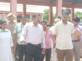 बहराइच डीएम ने गौ संरक्षण केंद्र का निरीक्षण किया:गोवंश को गुड़ खिलाया, महिला समूहों को गोबर उत्पाद बनाने के निर्देश दिए