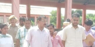 बहराइच डीएम ने गौ संरक्षण केंद्र का निरीक्षण किया:गोवंश को गुड़ खिलाया, महिला समूहों को गोबर उत्पाद बनाने के निर्देश दिए
