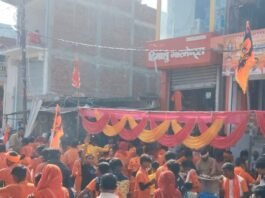 कांवरिए राप्ती नदी से जल भरकर जंगलीनाथ धाम रवाना:नवाबगंज में कजरी तीज पर हजारों शिव भक्त करेंगे जलाभिषेक, रास्ते में स्वागत पंडाल और पुलिस तैनात
