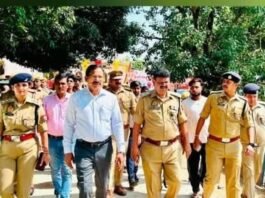 कजरी तीज पर डीएम-एसपी ने सुरक्षा व्यवस्था परखी:पांडवकालीन बाबा बागेश्वर नाथ मंदिर और सरयू घाट पर भीड़ प्रबंधन के दिए निर्देश