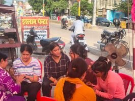 बस्ती में तीज पर मेहंदी कैंप:महिलाओं और युवतियों ने बढ़-चढ़कर लिया हिस्सा, हुनर को स्वावलंबन से जोड़ने का संदेश