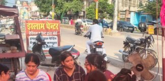बस्ती में तीज पर मेहंदी कैंप:महिलाओं और युवतियों ने बढ़-चढ़कर लिया हिस्सा, हुनर को स्वावलंबन से जोड़ने का संदेश