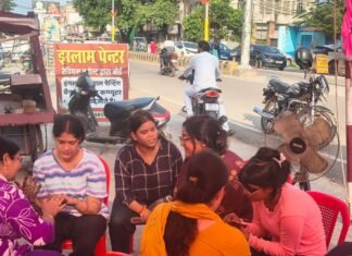 बस्ती में तीज पर मेहंदी कैंप:महिलाओं और युवतियों ने बढ़-चढ़कर लिया हिस्सा, हुनर को स्वावलंबन से जोड़ने का संदेश