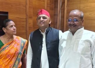 अखिलेश से मिले पूर्व मंत्री सुशील टिबड़ेवाल:2027 की तैयारी पर मंथन, महराजगंज की पांचों सीटों पर जीत के लिए जुटने का निर्देश