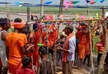 कजरी तीज पर उमड़े कांवड़िए,बोल बम के जयकारों की गूंज:पवित्र जल लेकर शिवालयों की ओर रवाना हुए श्रद्धालु, विभूतिनाथ मंदिर में करेंगे जलाभिषेक