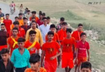 सिसवारा में राप्ती घाट से कांवड़ यात्रा शुरू:कजरी तीज पर शिवभक्तों में उत्साह, रातभर पैदल चलकर मंदिरों में करेंगे जलाभिषेक