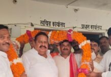 नवाबगंज में पूर्व विधायक ने चौपाल लगाकर सुनीं जनसमस्याएं:चौगड़वा में ग्रामीणों ने सड़क, नेटवर्क की शिकायत; किसानों की खरीद केंद्र खोलने की मांग