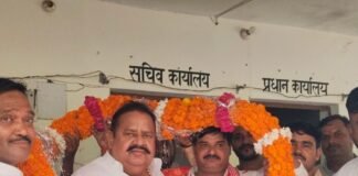 नवाबगंज में पूर्व विधायक ने चौपाल लगाकर सुनीं जनसमस्याएं:चौगड़वा में ग्रामीणों ने सड़क, नेटवर्क की शिकायत; किसानों की खरीद केंद्र खोलने की मांग