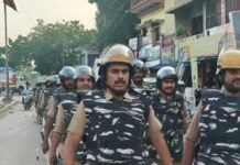 त्योहारों से पहले कोल्हुई पुलिस का फ्लैग मार्च:संवेदनशील इलाकों में परखी सुरक्षा व्यवस्था, आपसी सौहार्द बनाए रखने की अपील
