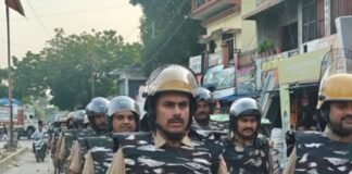त्योहारों से पहले कोल्हुई पुलिस का फ्लैग मार्च:संवेदनशील इलाकों में परखी सुरक्षा व्यवस्था, आपसी सौहार्द बनाए रखने की अपील