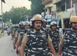 त्योहारों से पहले कोल्हुई पुलिस का फ्लैग मार्च:संवेदनशील इलाकों में परखी सुरक्षा व्यवस्था, आपसी सौहार्द बनाए रखने की अपील