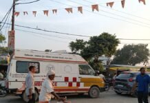 मुंडेरवा में अतिक्रमण से लगा लंबा जाम, एम्बुलेंस फंसी:दुकानदारों ने सड़क पटरी पर फैलाया सामान, प्रशासन पर निष्क्रियता का आरोप