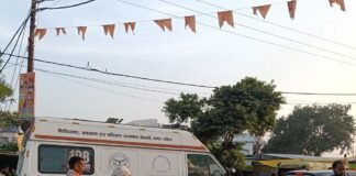 मुंडेरवा में अतिक्रमण से लगा लंबा जाम, एम्बुलेंस फंसी:दुकानदारों ने सड़क पटरी पर फैलाया सामान, प्रशासन पर निष्क्रियता का आरोप