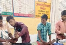 अज्ञात वाहन की ठोकर से बाइक सवार गंभीर घायल:मोतीपुर में घर जा रहे युवक को ट्रैक्टर ने मारी टक्कर, जिला अस्पताल रेफर