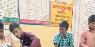 अज्ञात वाहन की ठोकर से बाइक सवार गंभीर घायल:मोतीपुर में घर जा रहे युवक को ट्रैक्टर ने मारी टक्कर, जिला अस्पताल रेफर