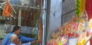 हर्रैया में 'काली चौक के महाराजा' का भव्य आगमन:जयकारों और आतिशबाजी के बीच पधारे बप्पा, गणेशोत्सव को लेकर श्रद्धालुओं में उत्साह