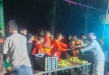 कजरी तीज पर जबदहा बाबा कुटी में हुआ प्रसाद वितरण:श्रावस्ती में बड़ी संख्या में श्रद्धालु हुए शामिल, बाबा विभूतिनाथ के लिए उमड़े भक्त