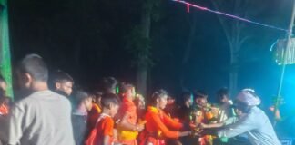 कजरी तीज पर जबदहा बाबा कुटी में हुआ प्रसाद वितरण:श्रावस्ती में बड़ी संख्या में श्रद्धालु हुए शामिल, बाबा विभूतिनाथ के लिए उमड़े भक्त