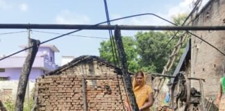 चूल्हे की चिंगारी से झोपड़ी में लगी आग:बेटी की शादी का सामान जला, 9 दिसंबर को होनी है शादी; प्रशासन करेगा मदद