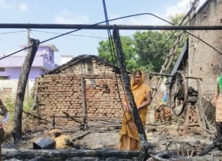 चूल्हे की चिंगारी से झोपड़ी में लगी आग:बेटी की शादी का सामान जला, 9 दिसंबर को होनी है शादी; प्रशासन करेगा मदद