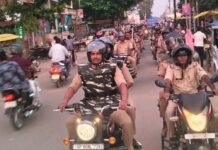 पनियरा में त्योहारों से पहले पुलिस का फ्लैग मार्च:बाजारों से मुजूरी तक सुरक्षा का जायजा