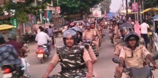 पनियरा में त्योहारों से पहले पुलिस का फ्लैग मार्च:बाजारों से मुजूरी तक सुरक्षा का जायजा