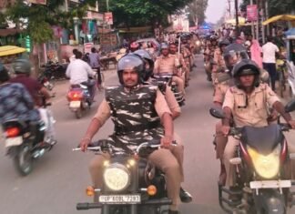 पनियरा में त्योहारों से पहले पुलिस का फ्लैग मार्च:बाजारों से मुजूरी तक सुरक्षा का जायजा