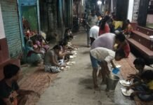 श्रावस्ती के लक्ष्मणपुर बाजार में जन्माष्टमी पर भंडारा:श्रद्धालुओं की भीड़ उमड़ी, हुआ प्रसाद वितरण