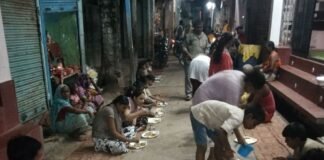 श्रावस्ती के लक्ष्मणपुर बाजार में जन्माष्टमी पर भंडारा:श्रद्धालुओं की भीड़ उमड़ी, हुआ प्रसाद वितरण