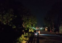 दुबौला-हरदी क्षेत्र में बिना सूचना बार-बार बिजली कटौती:ग्रामीण परेशान, रात का खाना भी अंधेरे में, विभाग से नहीं मिला कोई निश्चित जवाब