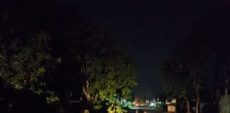 दुबौला-हरदी क्षेत्र में बिना सूचना बार-बार बिजली कटौती:ग्रामीण परेशान, रात का खाना भी अंधेरे में, विभाग से नहीं मिला कोई निश्चित जवाब