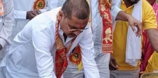 पूर्व विधायक बजरंग बहादुर सिंह ने किया यज्ञशाला का:भूमि पूजन,हरनामपुर चौराहे पर प्राचीन हनुमान मंदिर में रखी पक्की यज्ञशाला की नींव