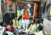 मुस्तफाबाद में भजन-कीर्तन से भक्तिमय शिव मंदिर परिसर:विधायक ने काली मंदिर के लिए दिए 51 हजार