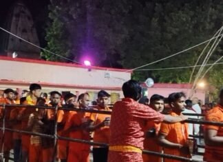 बहराइच में कजरी तीज पर बाबा बागेश्वर नाथ का जलाभिषेक:दूर-दूर से पहुंचे श्रद्धालु, सरयू नदी से जल लाकर किया पूजन