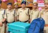 ट्रेन के जनरल कोच में लावारिस मिले दो बैग:बस्ती स्टेशन पर तलाशी में 34 हजार की अवैध शराब मिली
