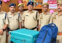 ट्रेन के जनरल कोच में लावारिस मिले दो बैग:बस्ती स्टेशन पर तलाशी में 34 हजार की अवैध शराब मिली