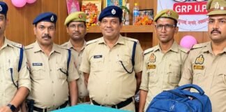 ट्रेन के जनरल कोच में लावारिस मिले दो बैग:बस्ती स्टेशन पर तलाशी में 34 हजार की अवैध शराब मिली