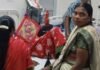 महराजगंज अस्पताल के इमरजेंसी वार्ड में बिजली गुल, मरीज बेहाल:हाथ के पंखे से गर्मी से राहत पाने की कोशिश, परिजनों ने की वैकल्पिक व्यवस्था की मांग