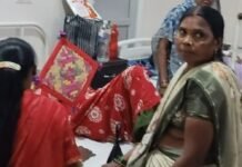 महराजगंज अस्पताल के इमरजेंसी वार्ड में बिजली गुल, मरीज बेहाल:हाथ के पंखे से गर्मी से राहत पाने की कोशिश, परिजनों ने की वैकल्पिक व्यवस्था की मांग